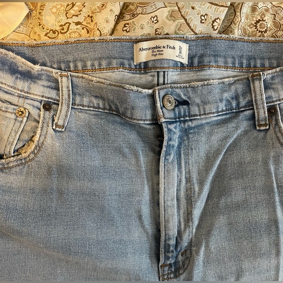 Abercrombie & Fitch Denim - Abercrombie The Mom High Rise jeans.